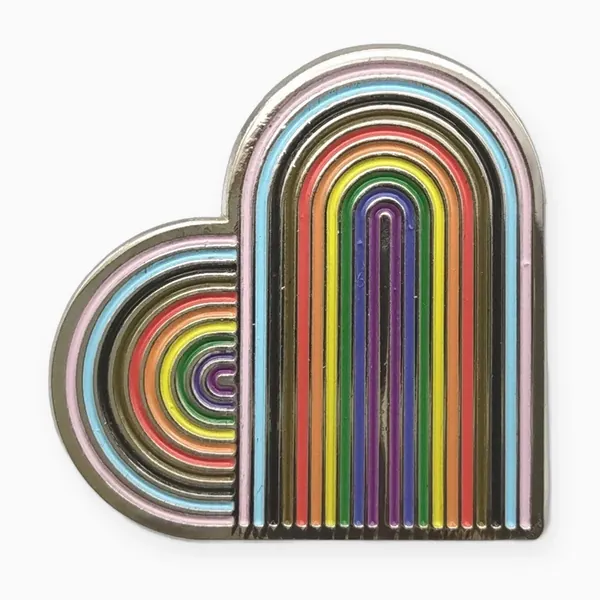 Pin personalizado de esmalte duro en forma de corazón con líneas de colores del arcoíris