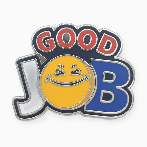 Pin personalizado de esmalte duro con las letras GOOD JOB en azul y una carita feliz amarilla