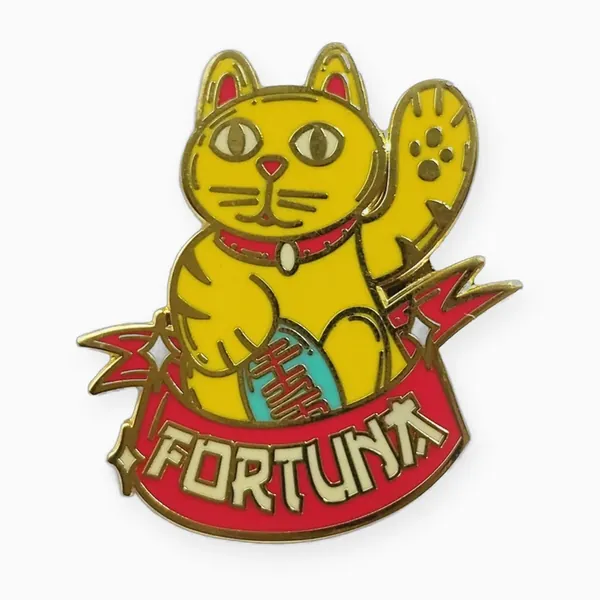 Pin personalizado de esmalte duro de un gato de la fortuna dorado con listón rojo que dice FORTUNA