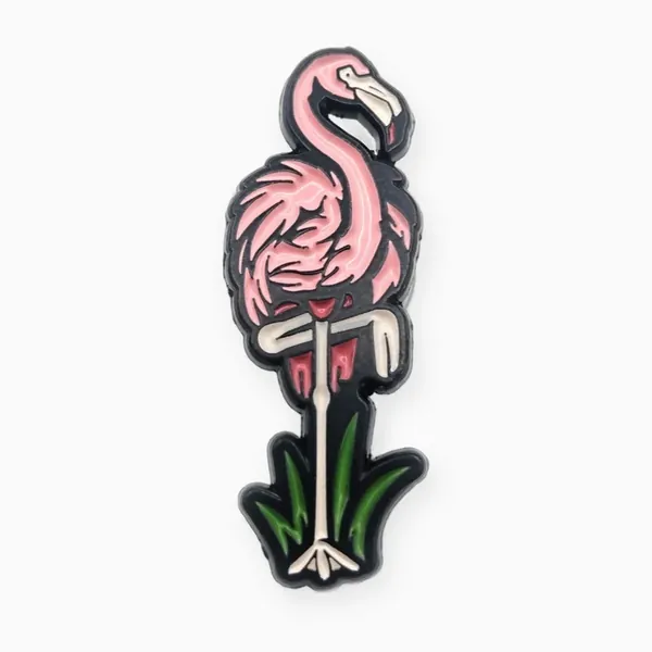 Pin personalizado de esmalte suave recortado en forma de flamenco rosa sobre hojas verdes