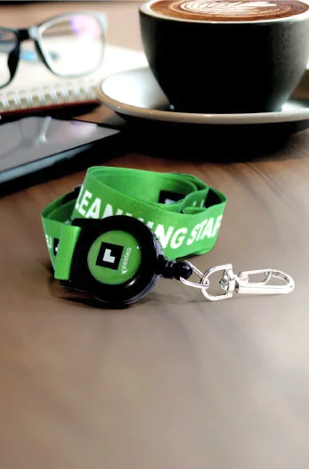 Lanyards con accesorios: yoyo y porta gafete