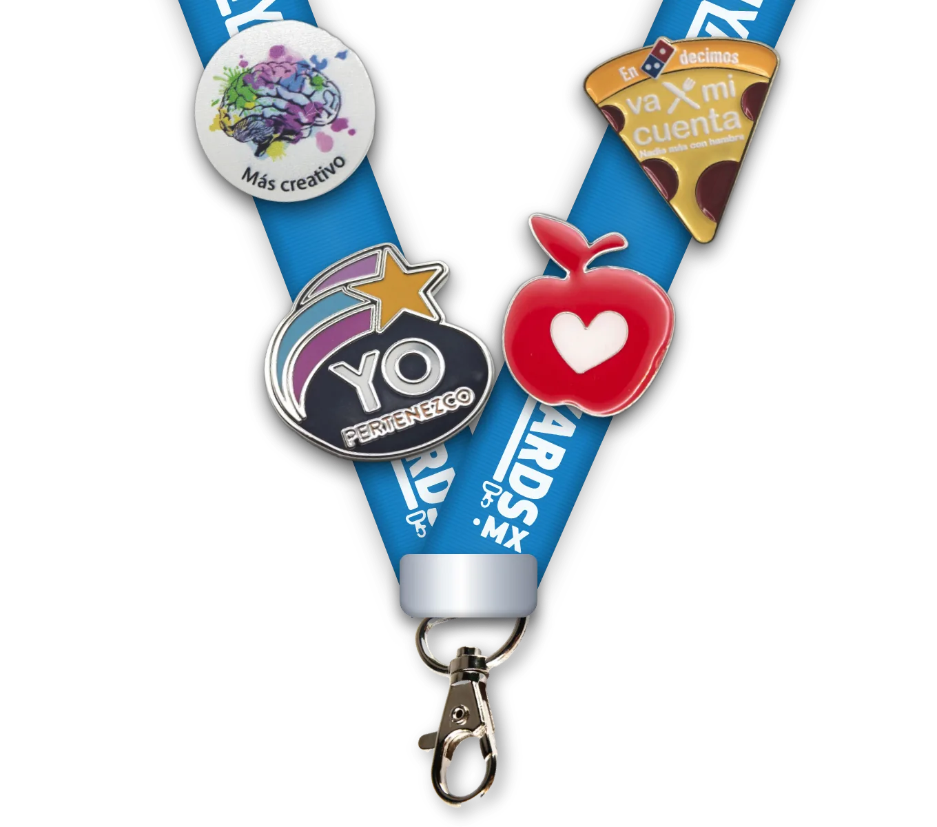 Lanyard azul de Lanyards MX con cuatro pins personalizados de colores prendidos en la cinta: Yo pertenezco, Más creativo, una rebanada de pizza de Domino's y una manzana con corazón