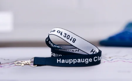 Lanyard bordado azul marino con logotipo tejido