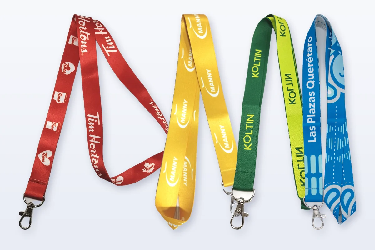 Cuatro lanyards personalizados en rojo, amarillo, verde y azul con sus mosquetones