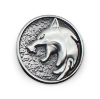 Pin metálico plateado en relieve 3D