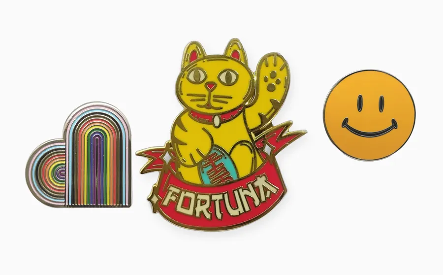 Pins personalizados de esmalte: corazón arcoíris, gato de la fortuna y carita feliz
