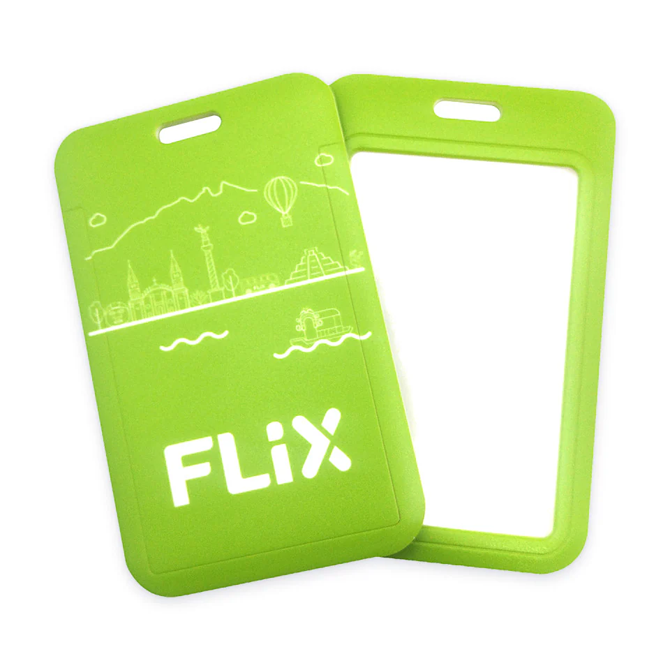 Portacredencial de silicona verde, muestra FLiX: frente con ventana y reverso con logo e ilustraciones