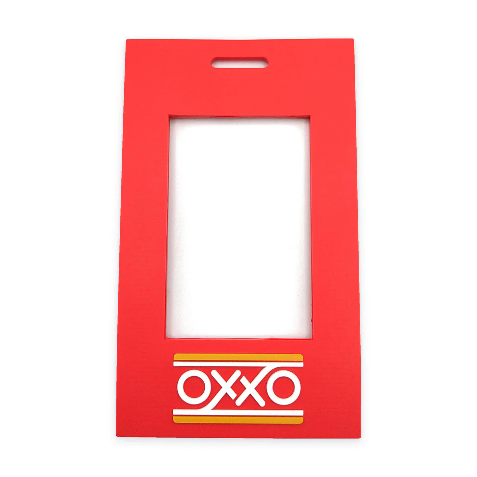 Portacredencial de PVC suave rojo con logo OXXO en relieve, vista frontal con ventana para gafete