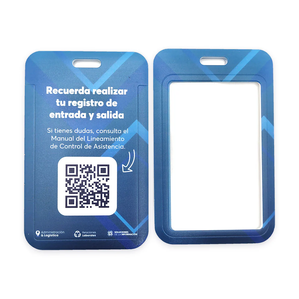 Portacredencial rígido de plástico impreso a color en azul: frente con ventana y reverso con código QR e instrucciones de registro